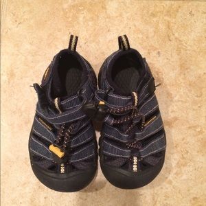 Blue size 7 toddler waterproof Keen sandals